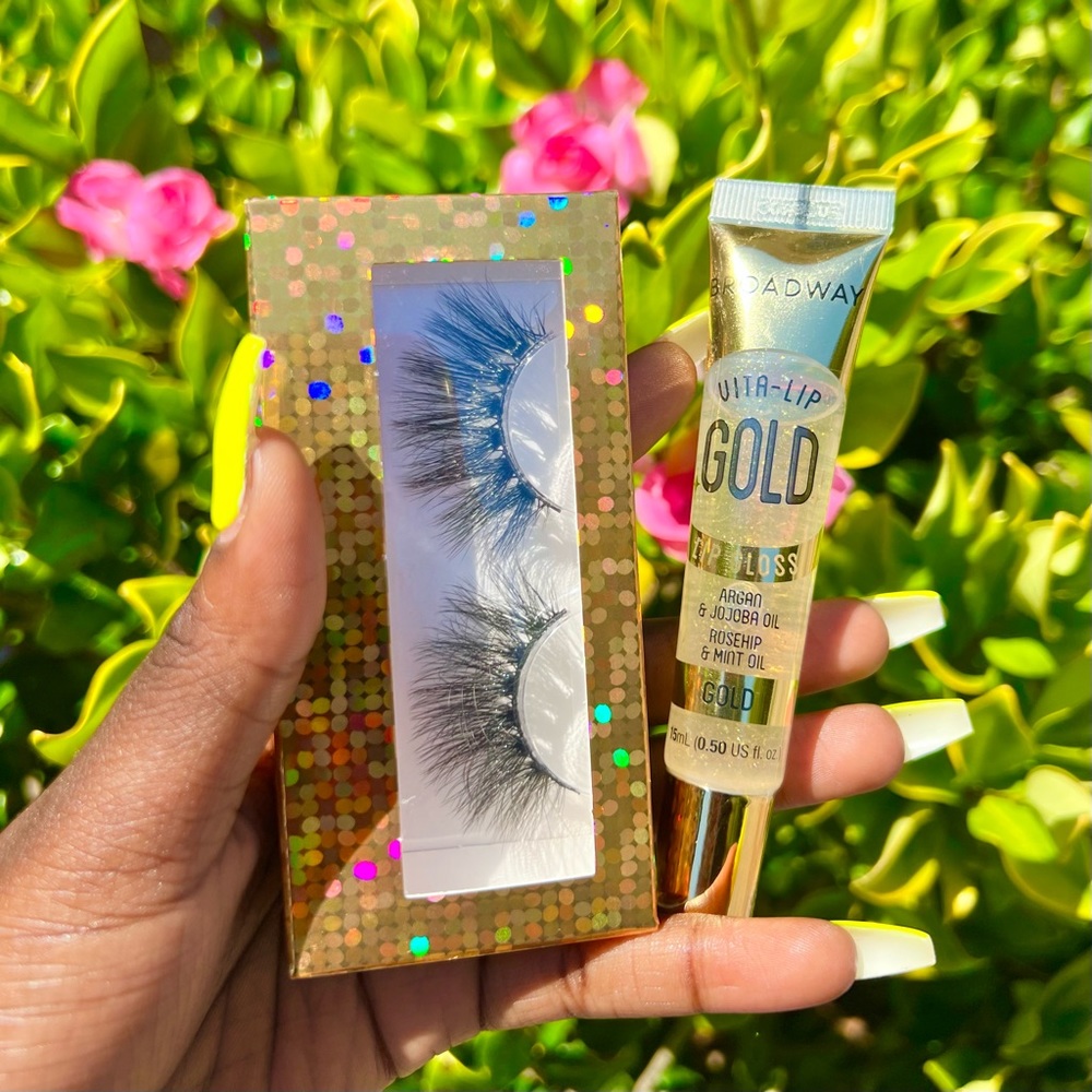 Golden Baddie Set 🦋 Who doesn’t love lip gloss with gold flakes 😍